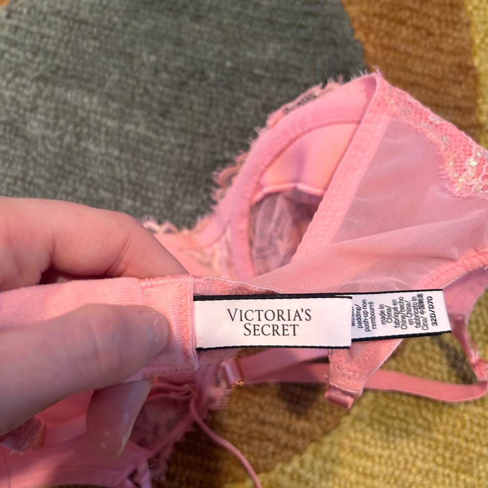 Like-New Victoria’s Secret Dream Angels Push Up Bra Un-Padded Pink Lace Size 32D - Picture 4 of 5